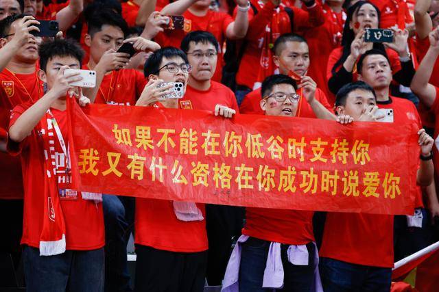 队报谈中国足球：金元潮退去联赛水平下降，球员为钱错过发展机遇